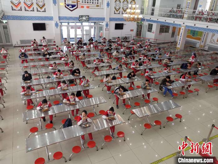 圖為學生們在食堂就餐?！鯆I娜 攝