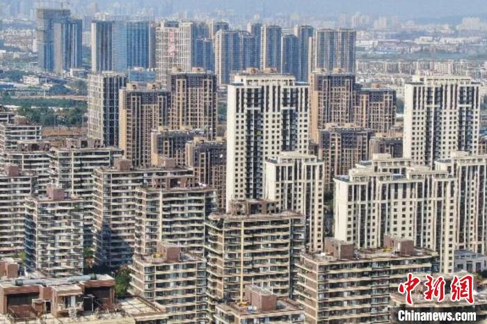 房地產(chǎn)行業(yè)作為特殊的商品銷售業(yè)，受疫情影響，一些企業(yè)資金回籠困難，亟待金融和稅務(wù)部門(mén)的政策支持。　泱波 攝