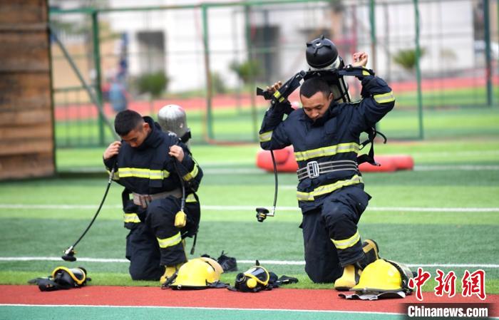 新消防員進行穿戴空呼器展示?！⒅铱?攝