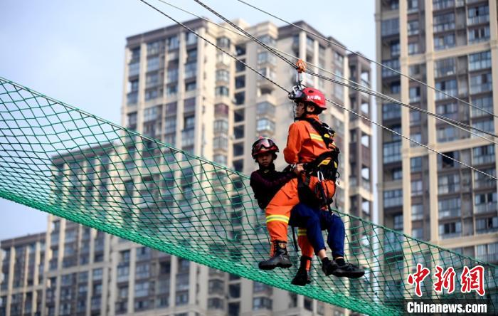 新消防員進行T型救援操展示。　劉忠俊 攝