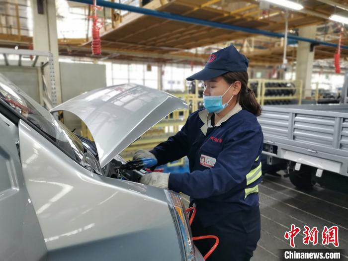 在滿足國(guó)外市場(chǎng)供應(yīng)的同時(shí)，成功汽車也緊盯國(guó)內(nèi)市場(chǎng)，拓渠道保銷量?！「唢w 攝