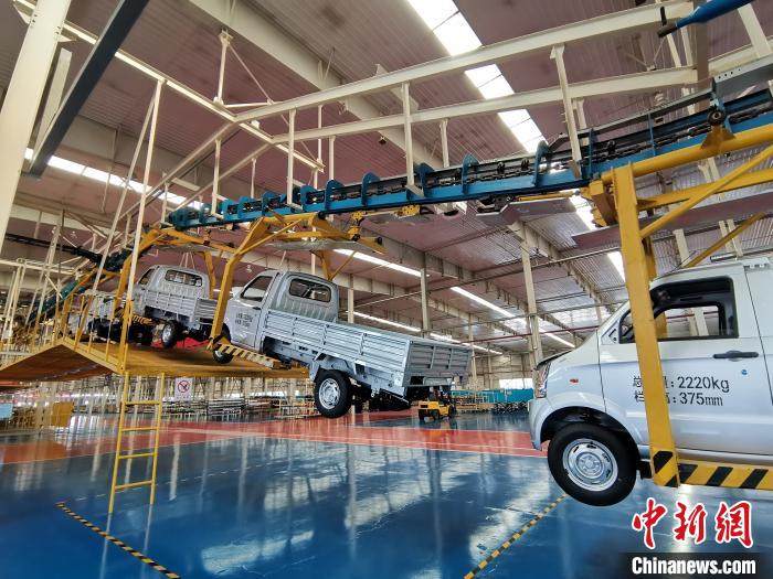 成功汽車是山西省重點(diǎn)轉(zhuǎn)型項(xiàng)目，擁有國(guó)內(nèi)先進(jìn)的零部件、發(fā)動(dòng)機(jī)整機(jī)自動(dòng)裝配和發(fā)動(dòng)機(jī)生產(chǎn)線、實(shí)驗(yàn)線，還有國(guó)際一流的工業(yè)機(jī)器人?！「唢w 攝