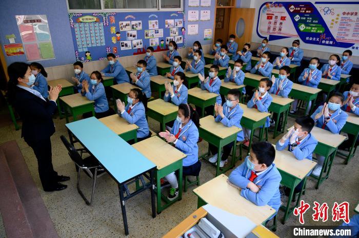 學(xué)校是人群密集場(chǎng)所，山西省疫情防控工作領(lǐng)導(dǎo)小組要求，要周密閉環(huán)做好疫情防控?！№f亮 攝