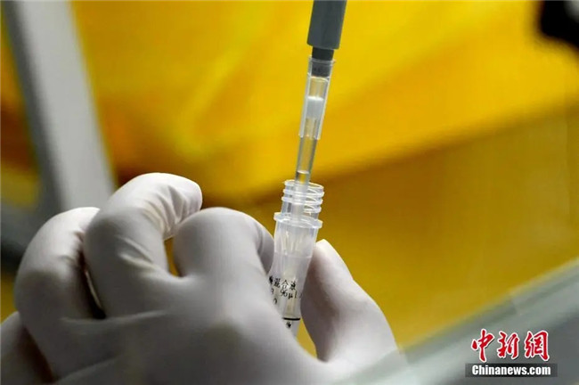資料圖：工作人員正在準(zhǔn)備檢測試劑。<a target='_blank'  data-cke-saved- >中新社</a>記者 王東明 攝