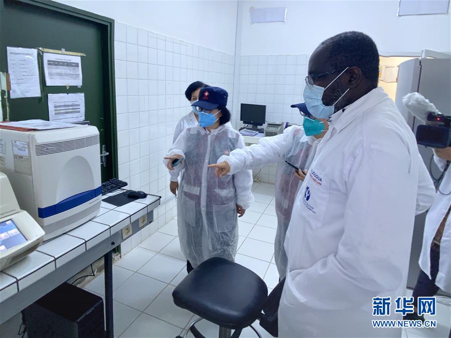 （新華全媒頭條·圖文互動(dòng)）（13）“始終把人民群眾生命安全和身體健康放在第一位”——中國(guó)抗疫彰顯“生命至上、人民至上”理念