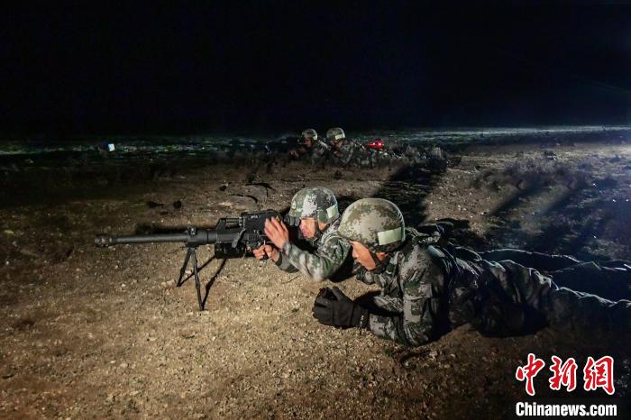 夜間狙擊手摧毀敵探照燈?！∑呀?攝