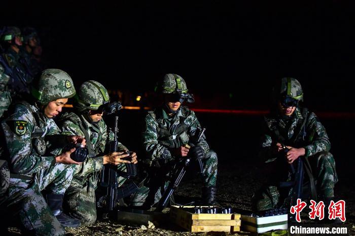 戰(zhàn)士正在補充彈藥?！∑呀?攝