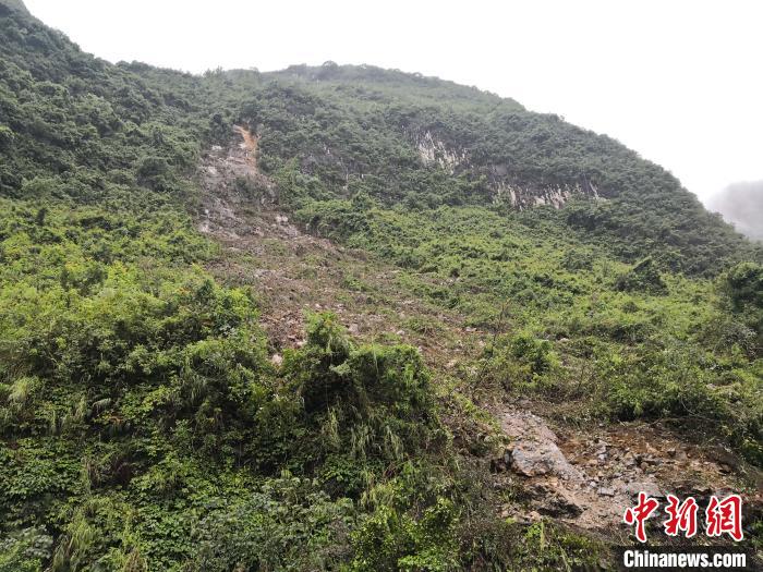 山體滑坡處?！↑S鵬 攝