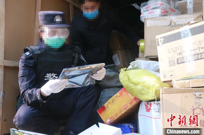 圖為勐康邊檢站民警在對快遞運輸車輛進(jìn)行例行檢查。　楊添 攝