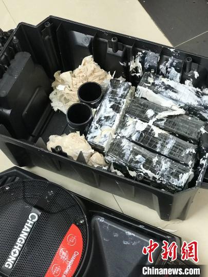 圖為臨滄邊境管理支隊從音響中查獲毒品?！⒂狼?攝