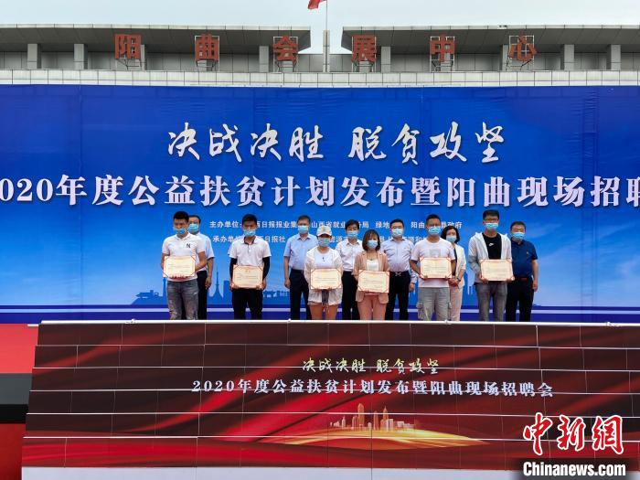 在現(xiàn)場，綠地集團(tuán)與困難就業(yè)群體就業(yè)代表簽署勞務(wù)合同，并為首批6名就業(yè)代表頒發(fā)上崗證書?！∏愊?攝