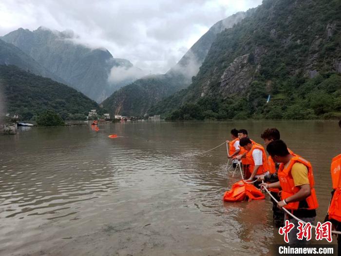 救援人員正在全力營(yíng)救被困群眾?！〉ぐ托峁?攝