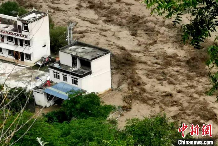 洪水淹沒(méi)房屋?！〉ぐ托峁?攝