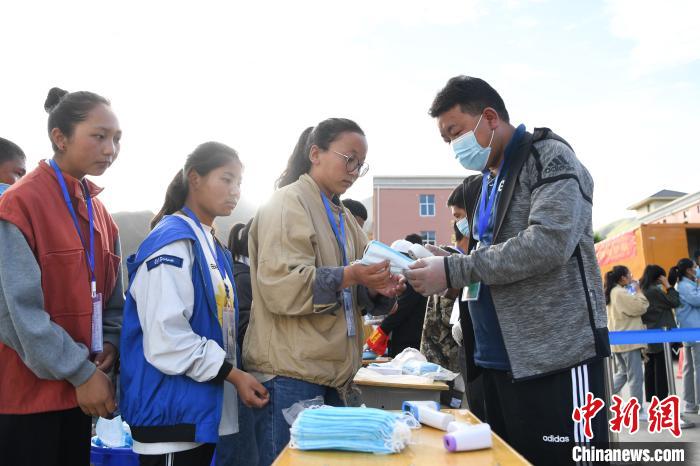 7月7日，考生在拉薩三高考點外領取口罩?！『闻罾?攝