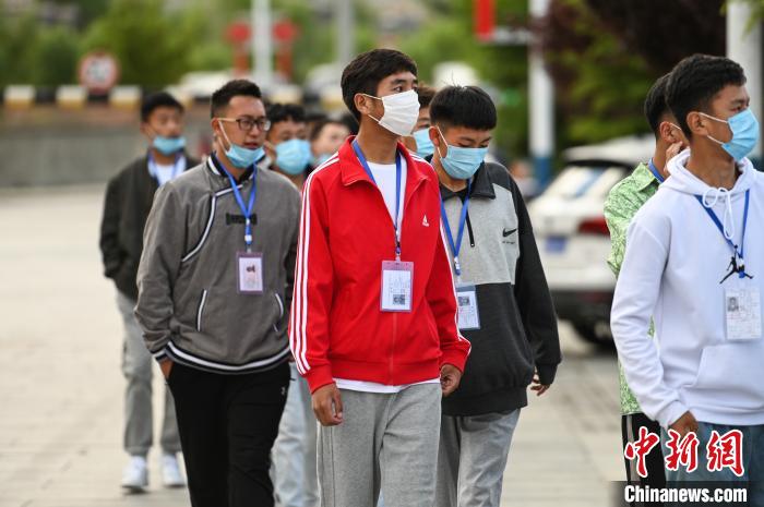 7月7日，考生在拉薩三高考點外有序排隊，等待進入考場?！『闻罾?攝