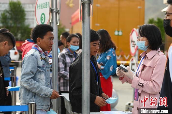 7月7日，考生在拉薩三高考點外進行身份證件核驗。　何蓬磊 攝