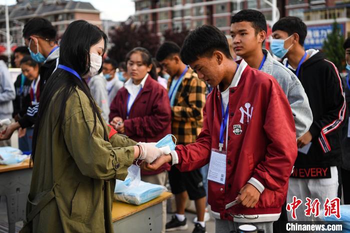 7月7日，考生在拉薩三高考點外測量體溫?！『闻罾?攝