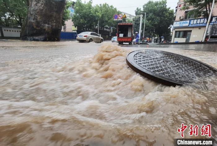 圖為重慶萬(wàn)州城區(qū)積水嚴(yán)重。　重慶萬(wàn)州區(qū)委宣傳部供圖 攝