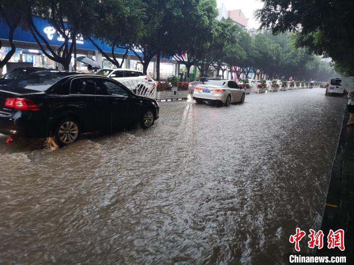 圖為重慶萬(wàn)州城區(qū)積水嚴(yán)重?！≈貞c萬(wàn)州區(qū)委宣傳部供圖 攝