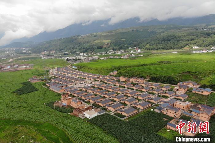 甲甲溝村新建農(nóng)房掩映在農(nóng)作之間。　張浪 攝