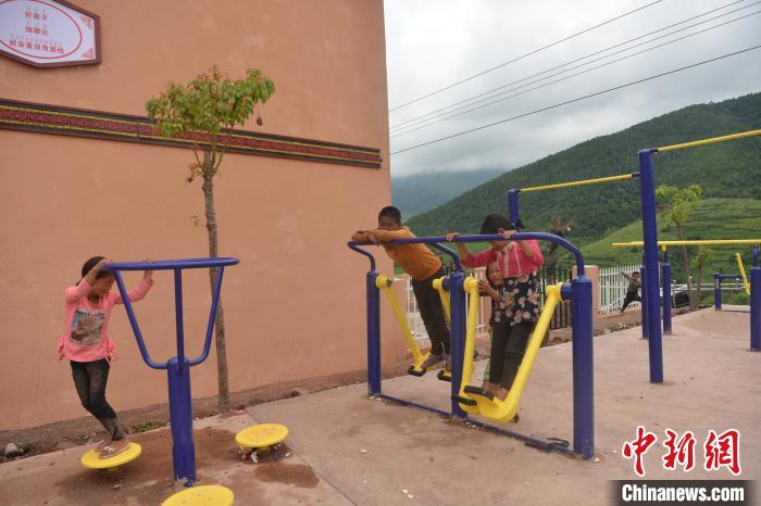 甲甲溝村里玩耍的孩子。　張浪 攝