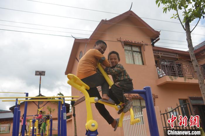 甲甲溝村里玩耍的孩子?！埨?攝