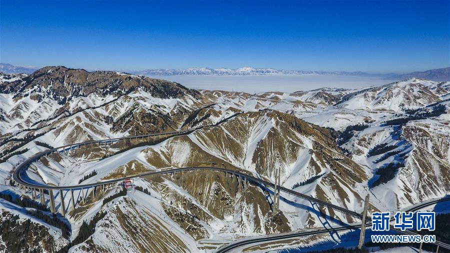 （新華全媒頭條·圖文互動）（1）旗引天山南北　譜寫發(fā)展新篇——以習(xí)近平同志為核心的黨中央關(guān)心新疆工作紀實