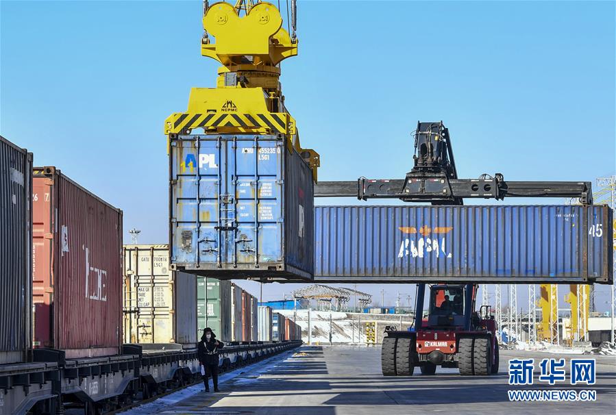 （新華全媒頭條·圖文互動）（14）旗引天山南北　譜寫發(fā)展新篇——以習(xí)近平同志為核心的黨中央關(guān)心新疆工作紀實