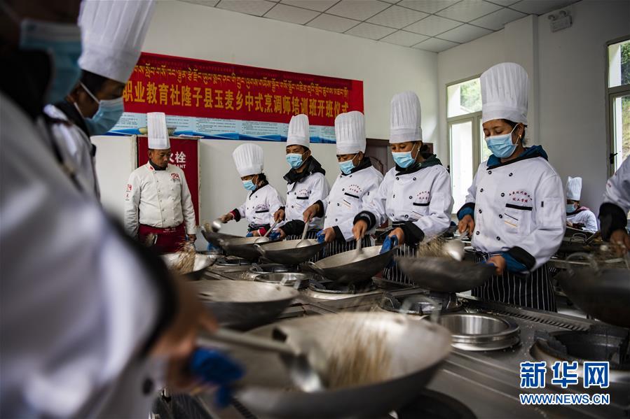 （新華全媒頭條·走向我們的小康生活·圖文互動(dòng)）（2）扎西德勒，我們的新家園——西藏易地扶貧搬遷搬出幸福美好新生活