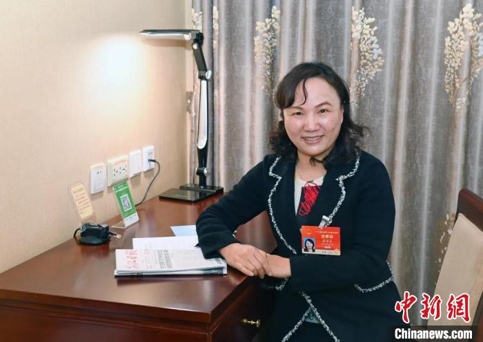 全國(guó)人大代表，浙江省臺(tái)州市椒江區(qū)大陳實(shí)驗(yàn)學(xué)校校長(zhǎng)、黨支部書記翁麗芬 蔡榮章 攝