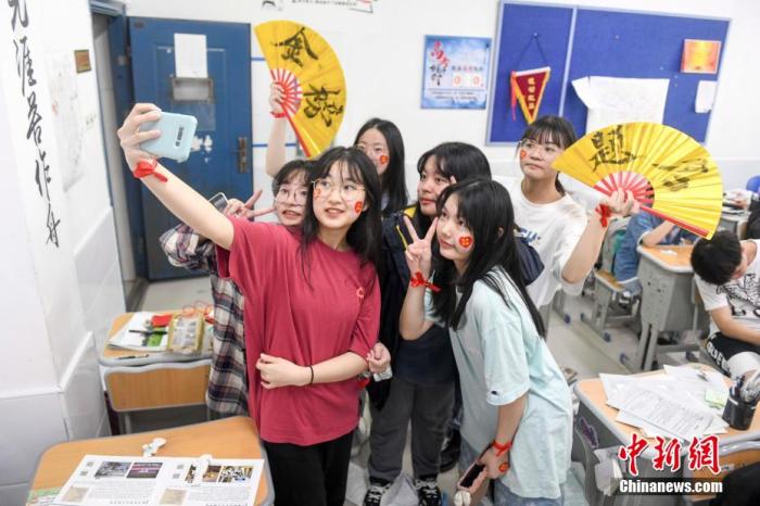 資料圖：6月6日，2021年高考前夕，湖南長沙同升湖實(shí)驗學(xué)校高三年級，考生們在教室內(nèi)合影。 楊華峰 攝