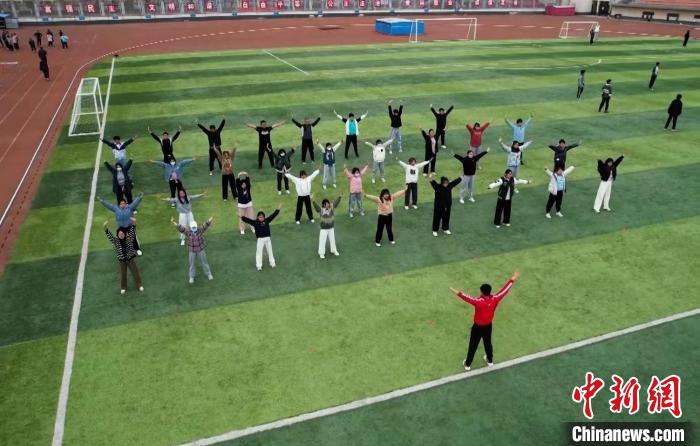 寧夏大學(xué)校園內(nèi)，學(xué)生跟隨老師練習(xí)八段錦。 謝宇 攝