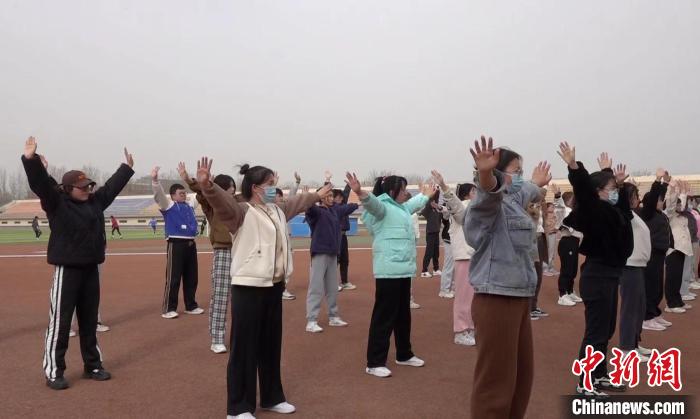 寧夏大學(xué)校園內(nèi)，學(xué)生練習(xí)八段錦。 謝宇 攝